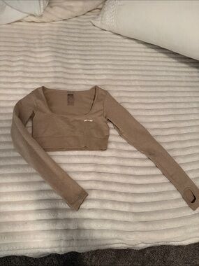 Seamless Ribbed Long-Sleeve Crop Top in Taupe